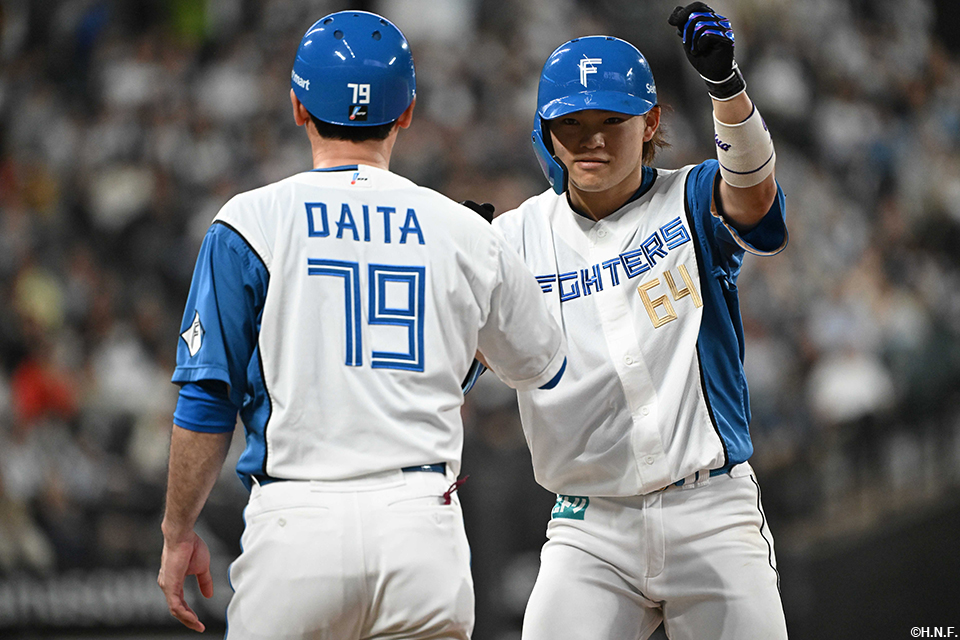 5回裏、レフトへヒットを放つ田宮選手02