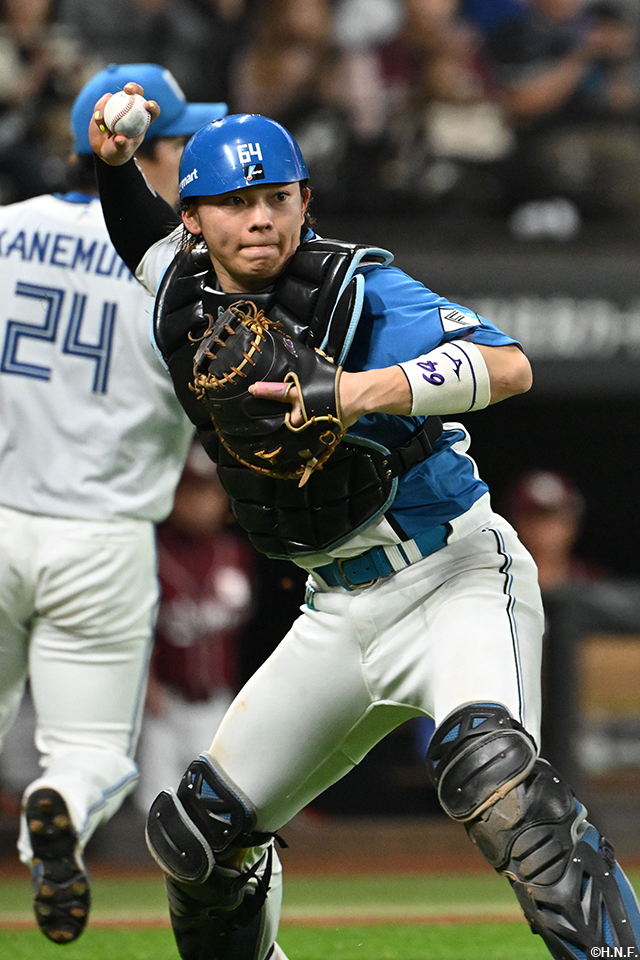 6回表、一塁へ送球する田宮選手