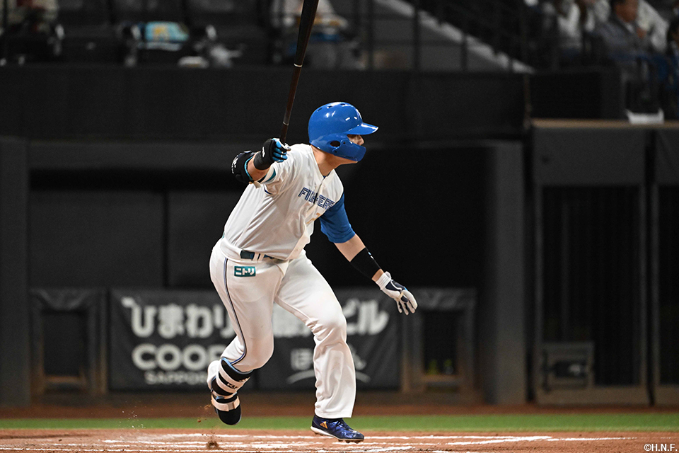 6回裏、センターへヒットを放つ清宮選手01