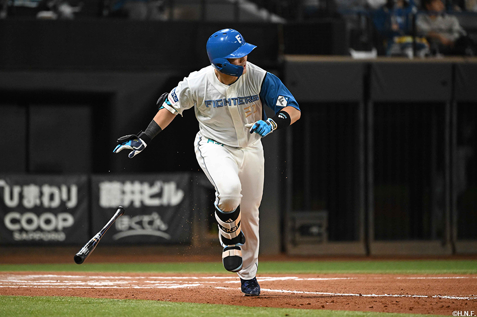 6回裏、センターへヒットを放つ清宮選手02