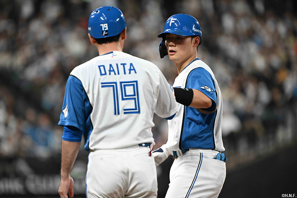 6回裏、センターへヒットを放つ清宮選手03