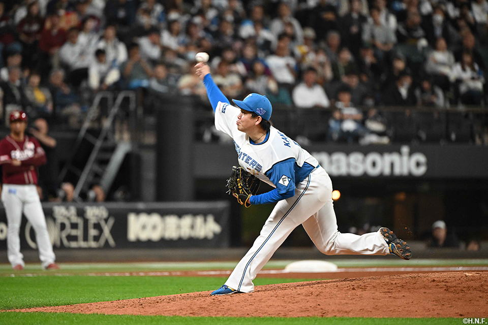 7回のマウンドへ上がる金村投手