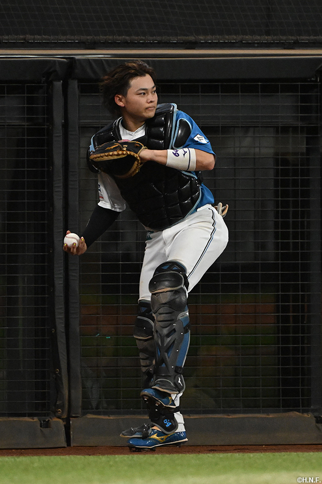 7回表、ファウルフライを捕球した田宮選手