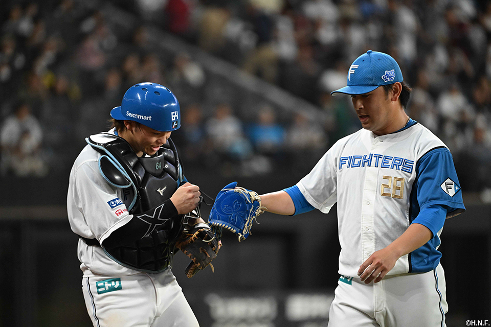 9回表を抑えた河野投手を迎える田宮選手