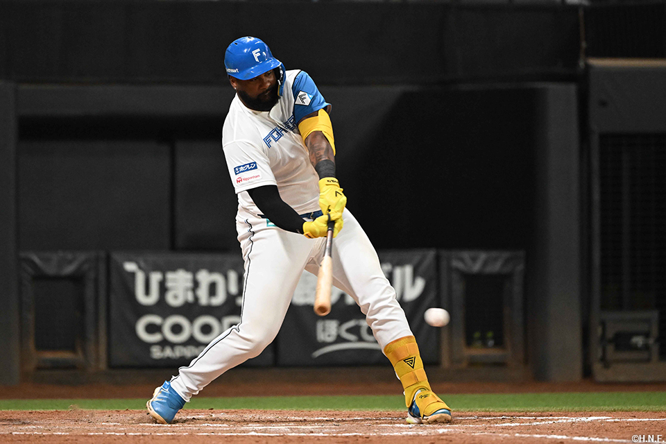 9回裏、センターへヒットを放つレイエス選手