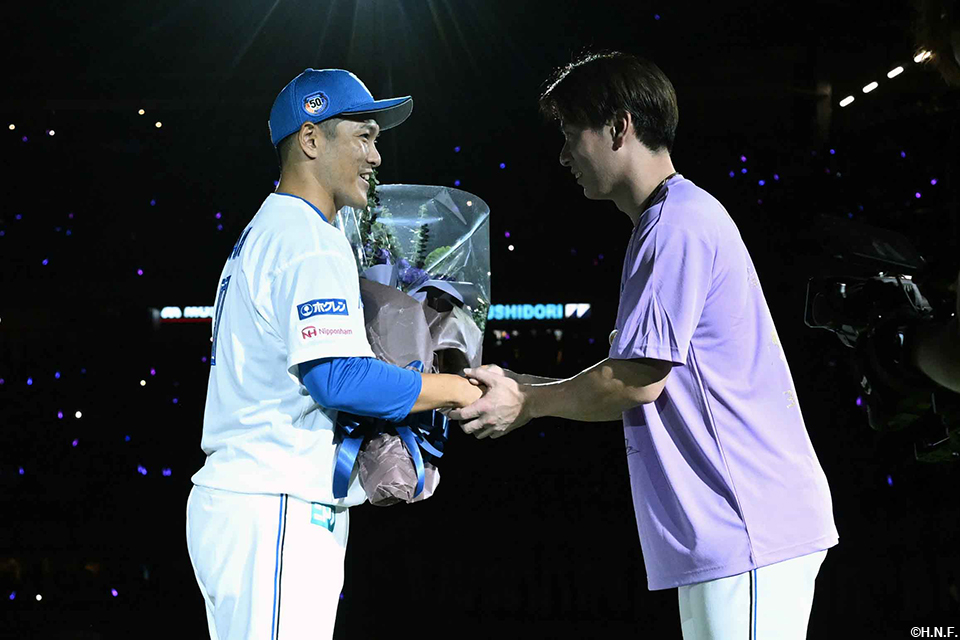 松本剛選手から花束を受け取る鍵谷投手01