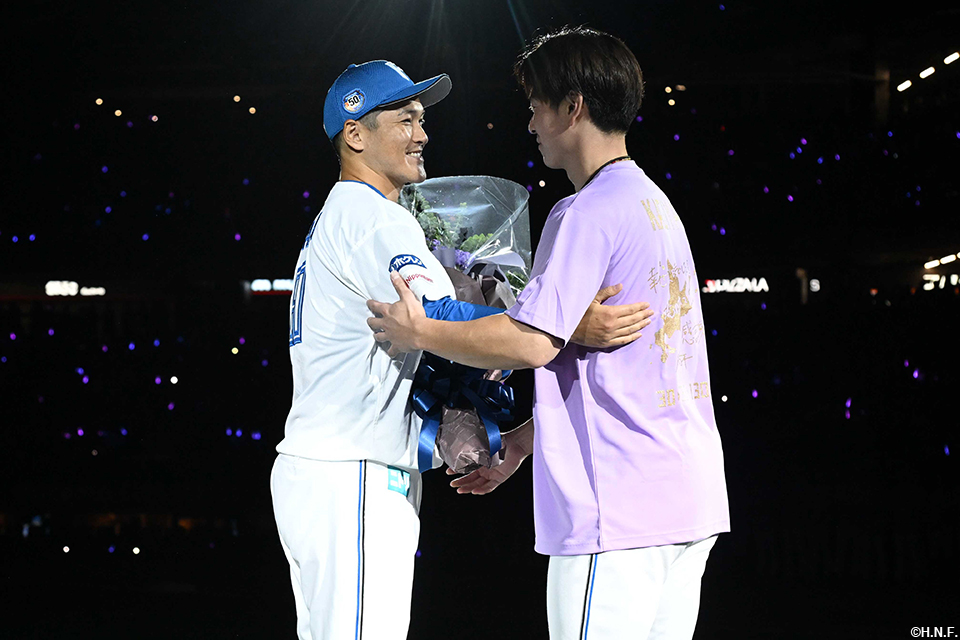 松本剛選手から花束を受け取る鍵谷投手02