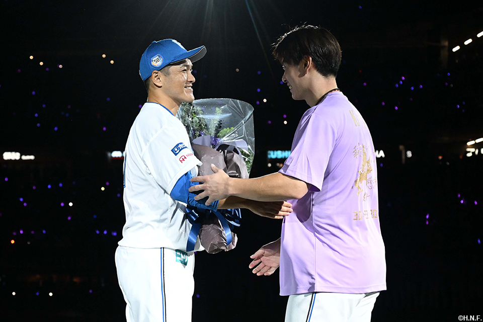 松本剛選手から花束を受け取る鍵谷投手03