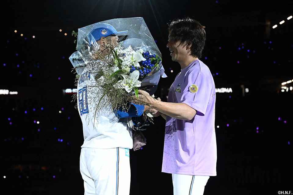 宮西投手から花束を受け取る鍵谷投手