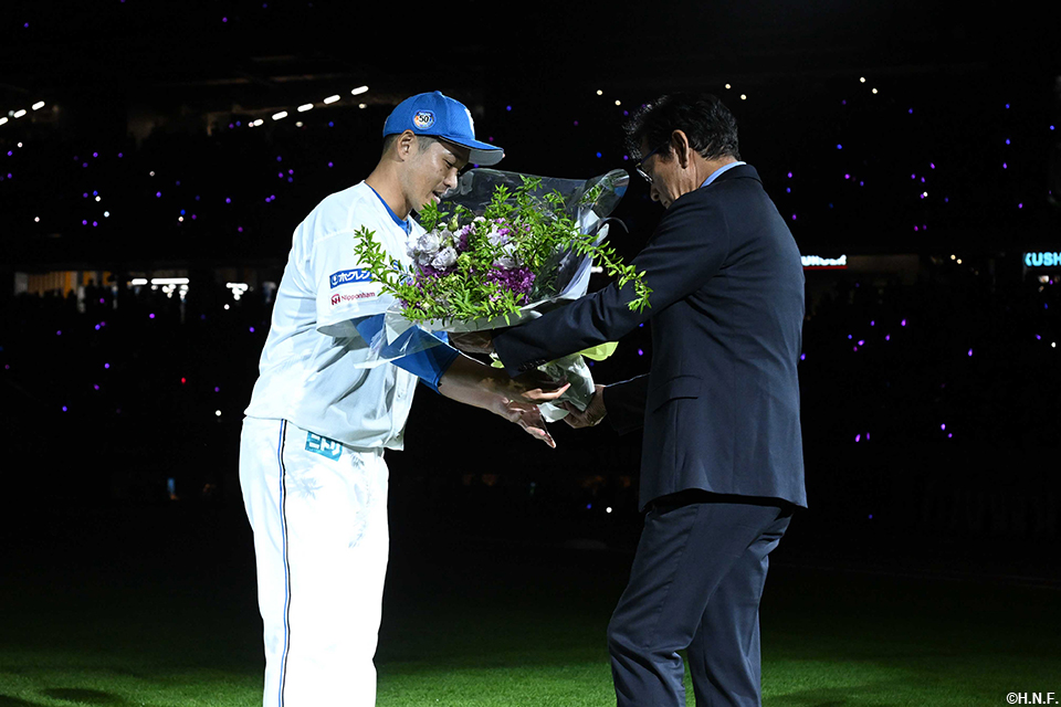 栗山CBOから花束を受け取る鍵谷投手
