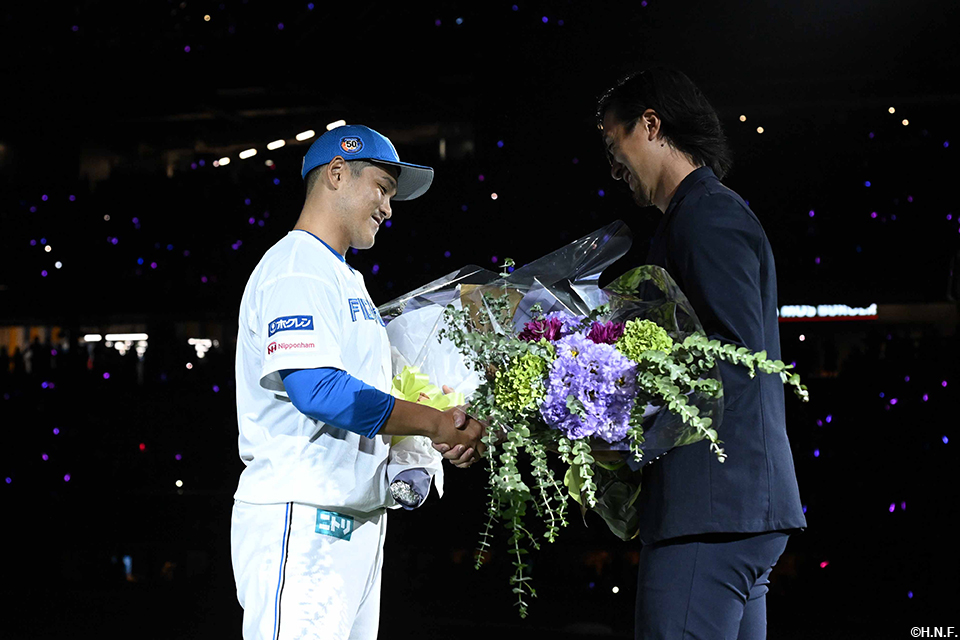 元チームメイトの上沢投手から花束を受け取る鍵谷投手01