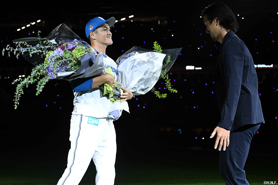 元チームメイトの上沢投手から花束を受け取る鍵谷投手02