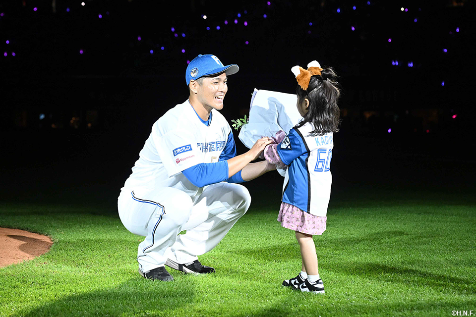 お子さんから花束を受け取る鍵谷投手