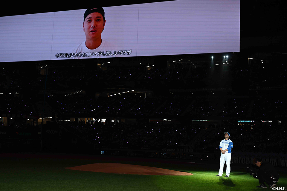 元チームメイトの大谷投手からのビデオメッセージを見つめる鍵谷投手
