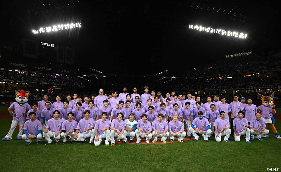 鍵谷投手を囲んで集合写真