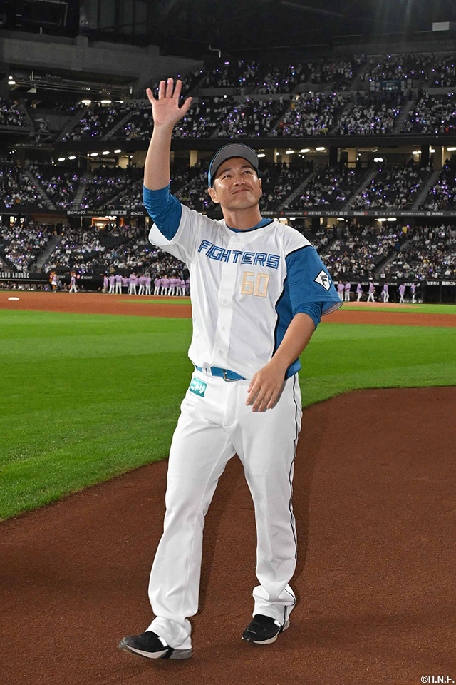 ファンへ手を振る鍵谷投手01