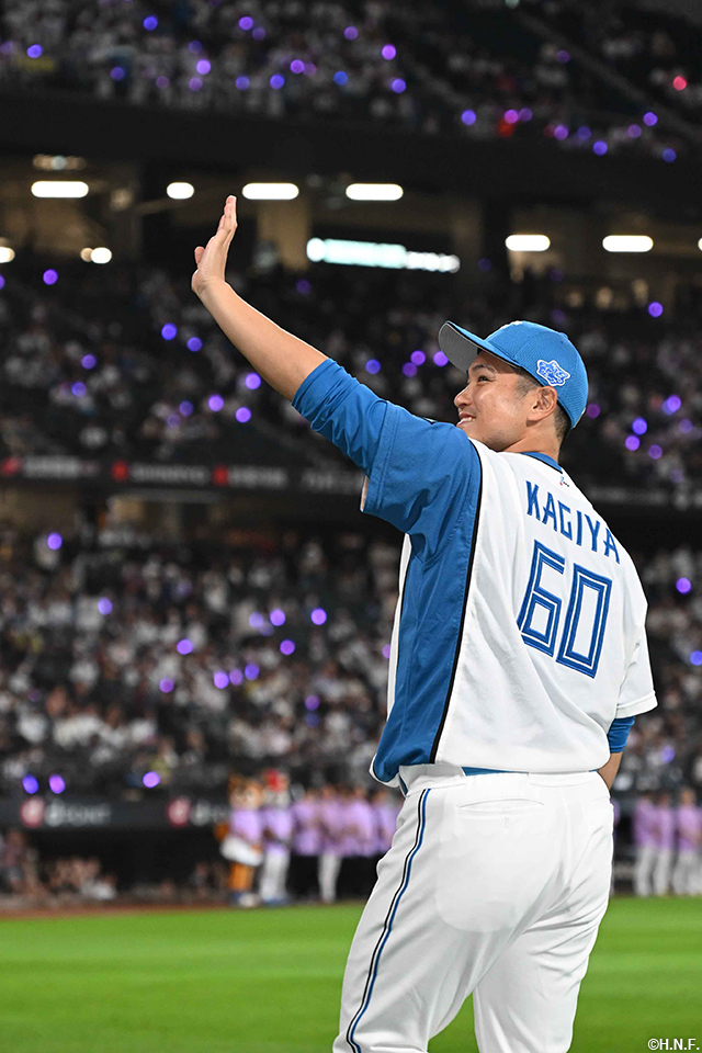 ファンへ手を振る鍵谷投手02