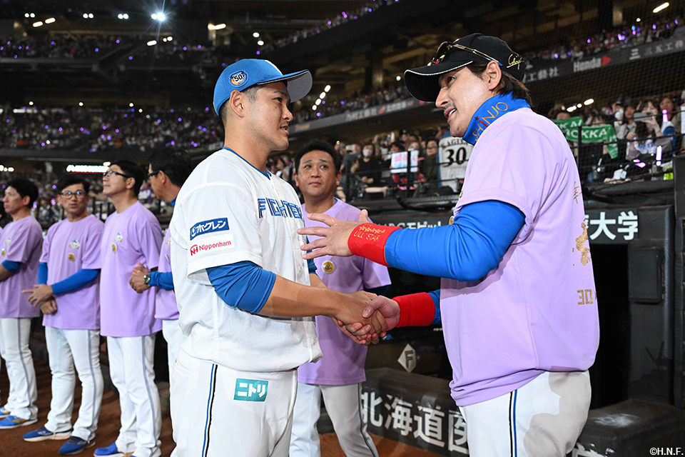 鍵谷投手と新庄監督01