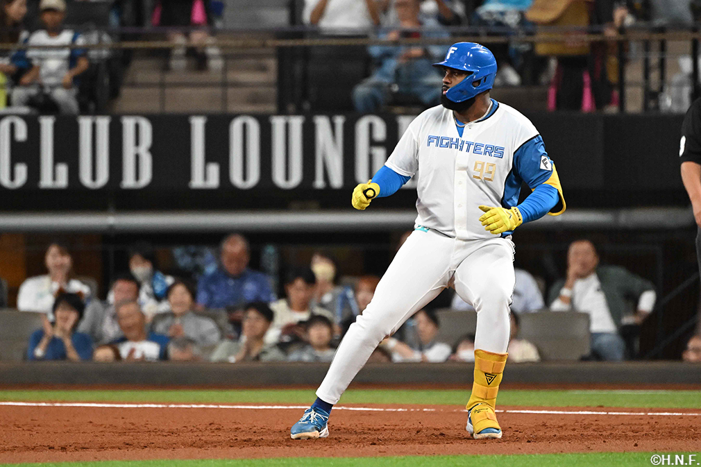 62回裏、センターへヒットを放ったレイエス選手