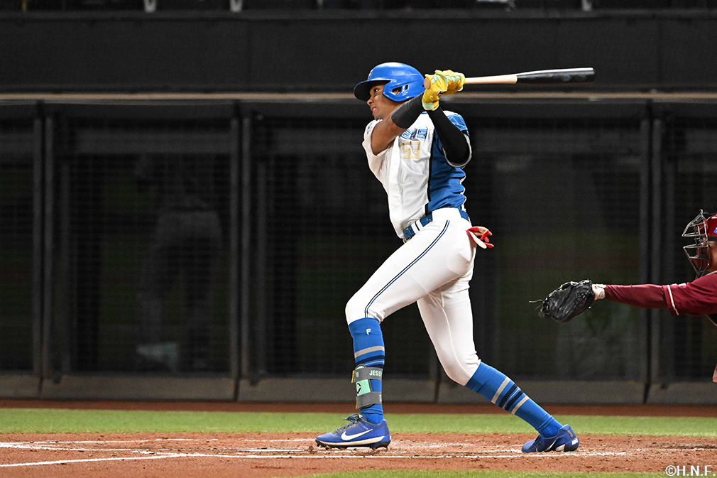 2回裏、センターへヒットを放つ水谷選手01