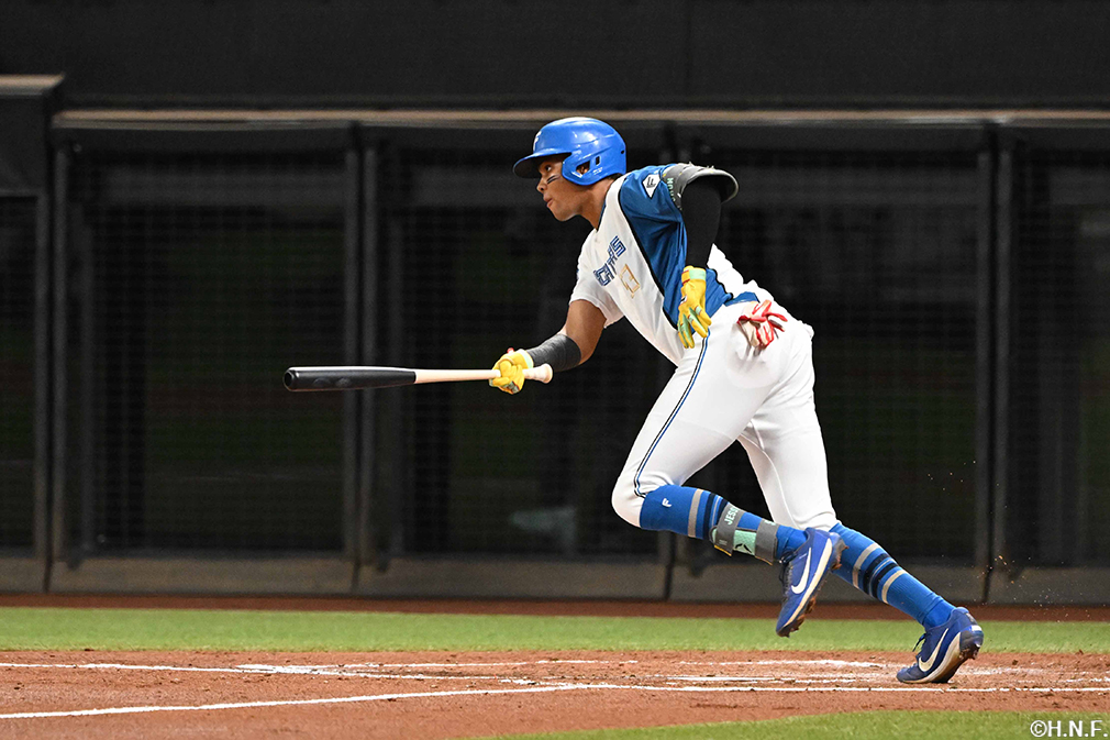 2回裏、センターへヒットを放つ水谷選手02