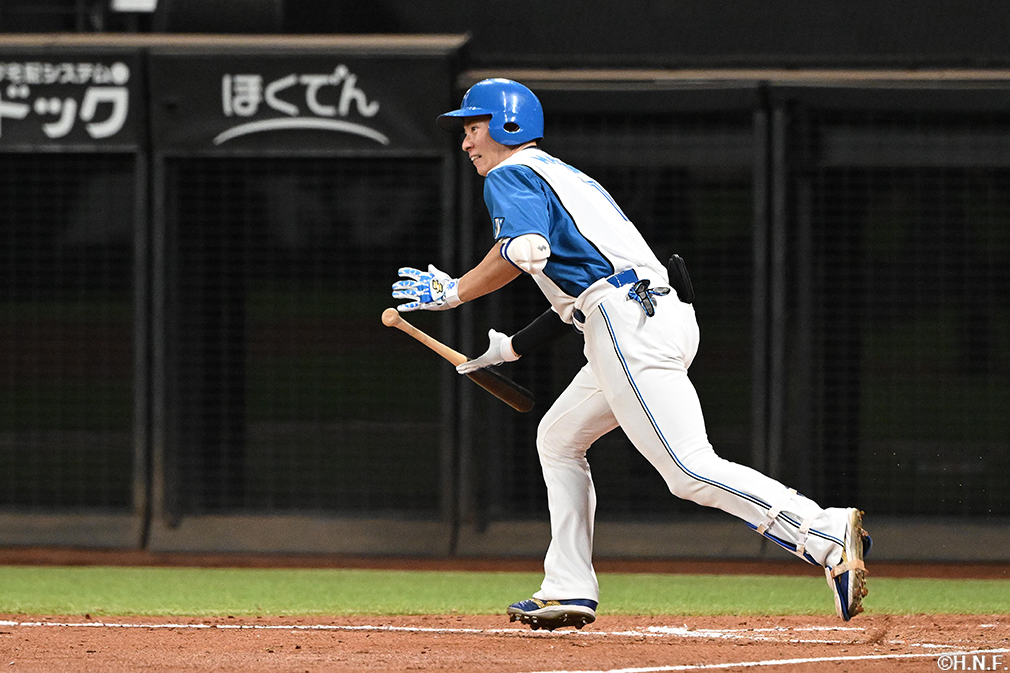 5回裏、レフトへヒットを放つ松本剛選手