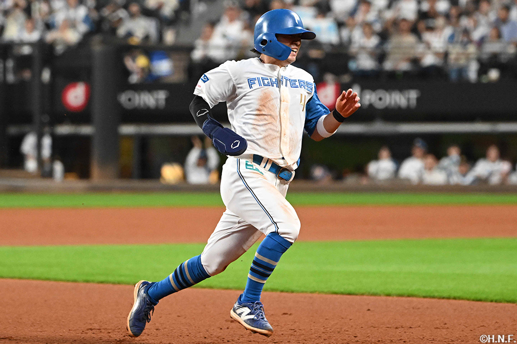 5回裏、三塁へ進塁する上川畑選手