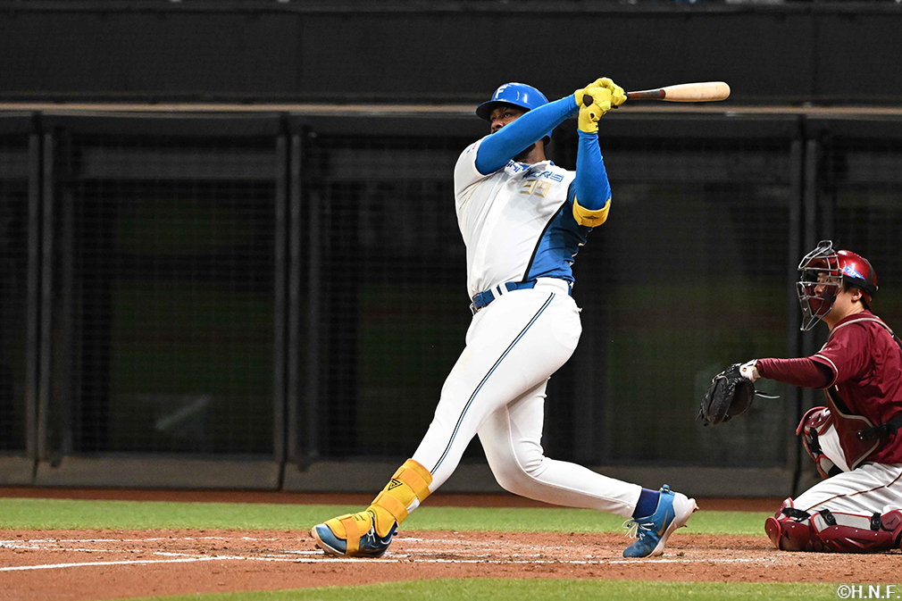 4回裏、レフトへ同点の本塁打を放つレイエス選手01