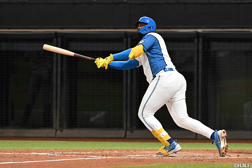 4回裏、レフトへ同点の本塁打を放つレイエス選手02