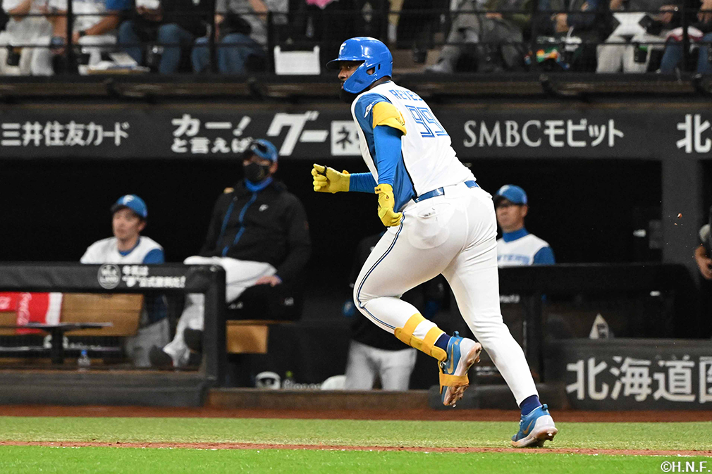 4回裏、レフトへ同点の本塁打を放つレイエス選手03