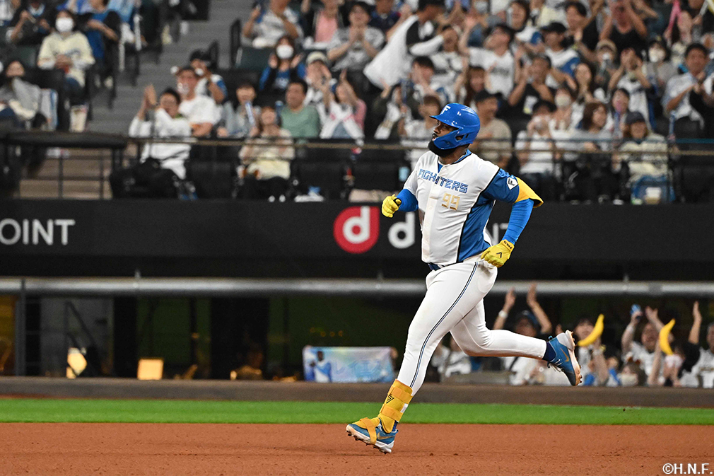 4回裏、レフトへ同点の本塁打を放つレイエス選手04