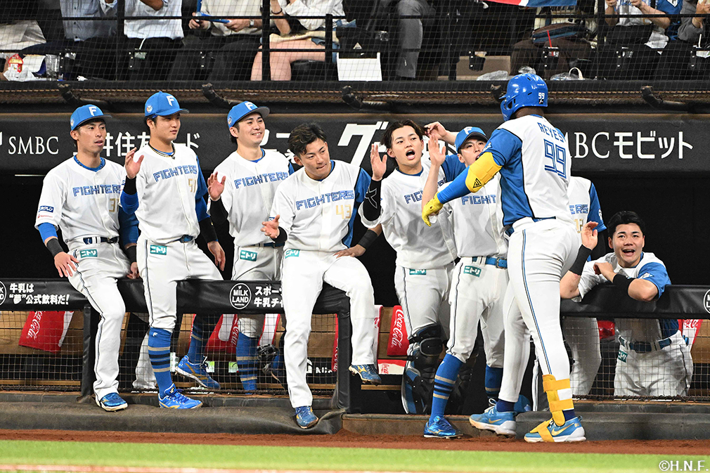 4回裏、レフトへ同点の本塁打を放つレイエス選手05