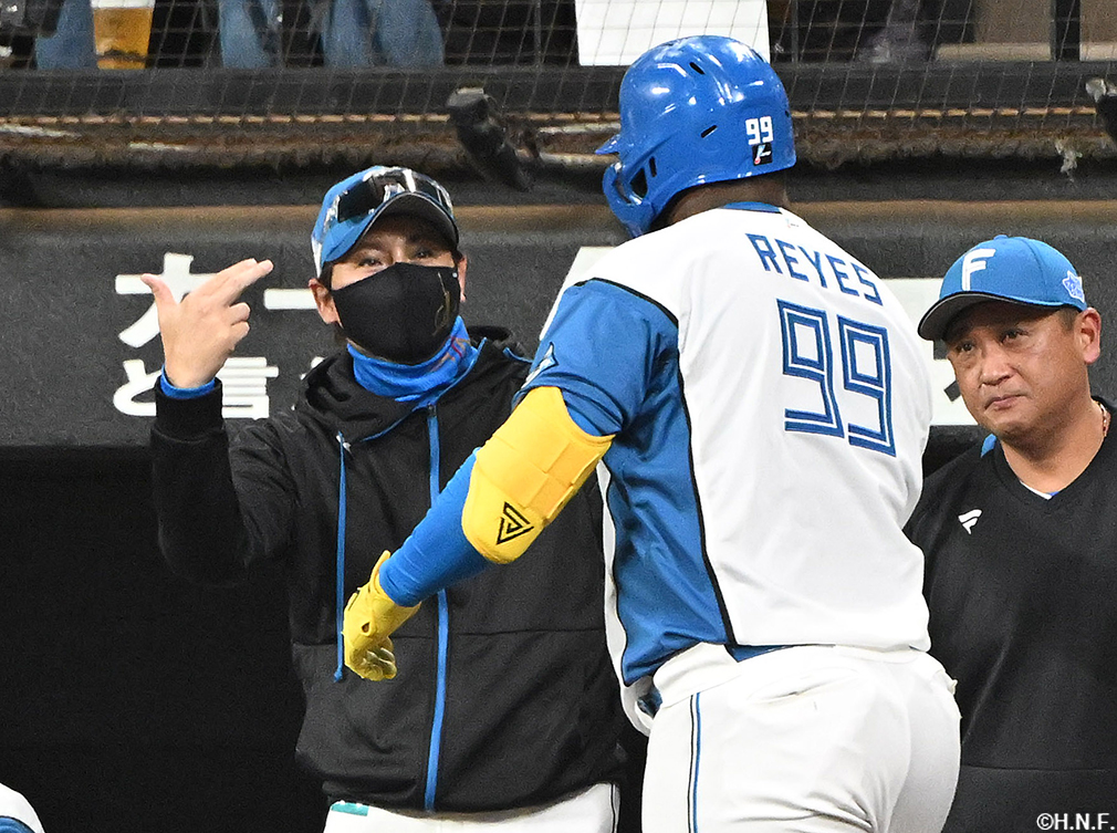 4回裏、レフトへ同点の本塁打を放つレイエス選手06