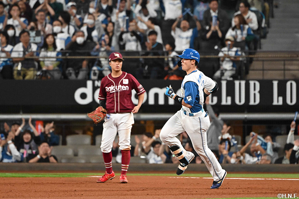 6回裏、ライトへ勝ち越しの本塁打を放つ清宮選手02