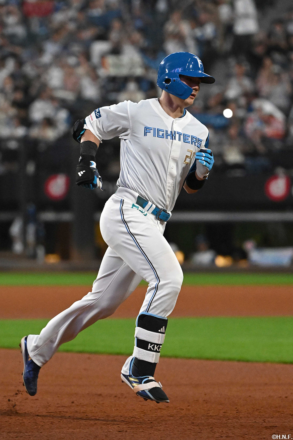 6回裏、ライトへ勝ち越しの本塁打を放つ清宮選手03