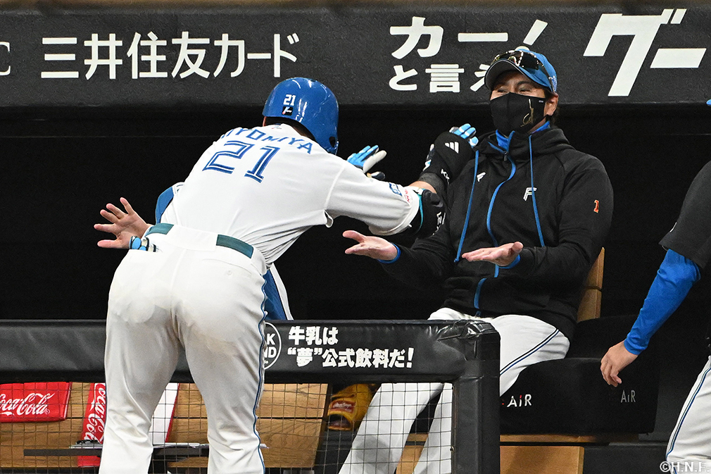 6回裏、ライトへ勝ち越しの本塁打を放つ清宮選手04