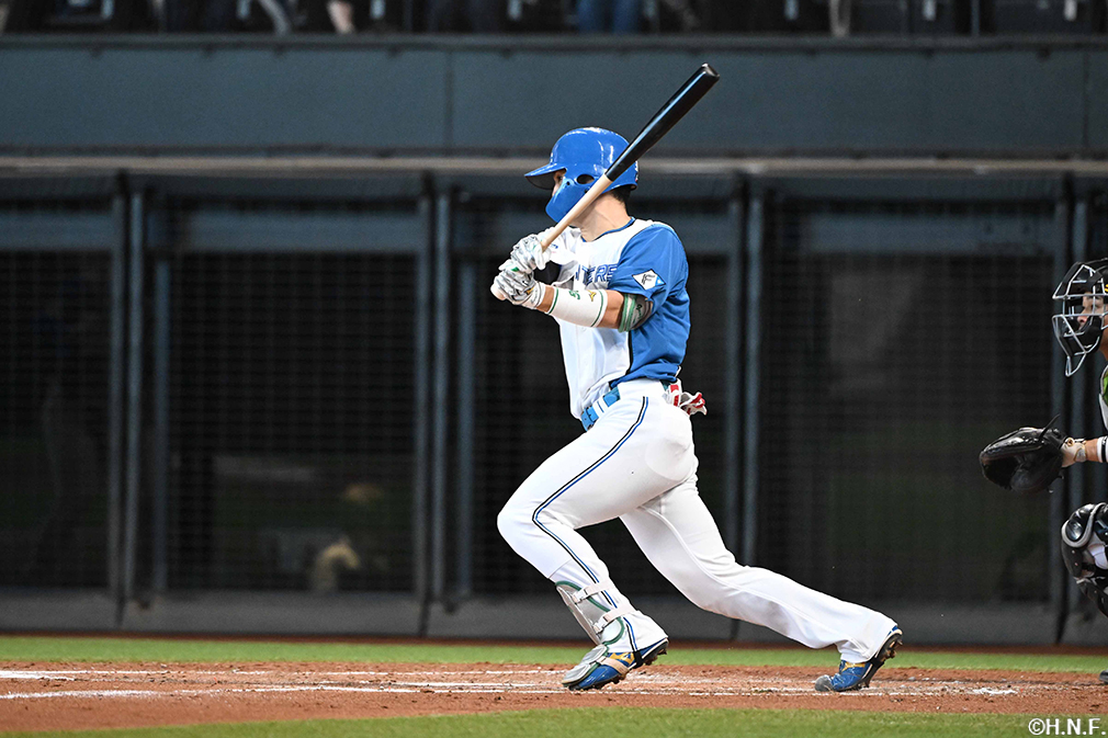 2回裏、センターへヒットを放つ郡司選手