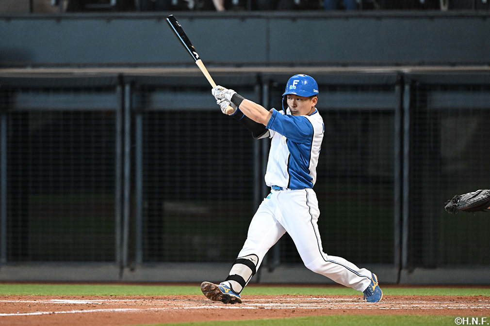 2回裏、センターへ適時打を放つ水野選手01