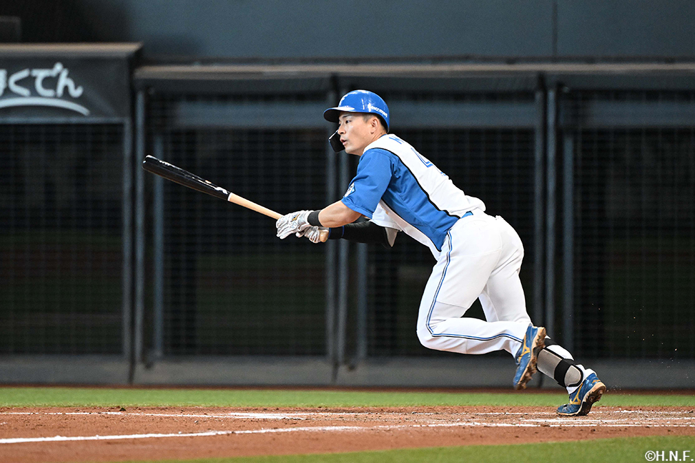 2回裏、センターへ適時打を放つ水野選手02