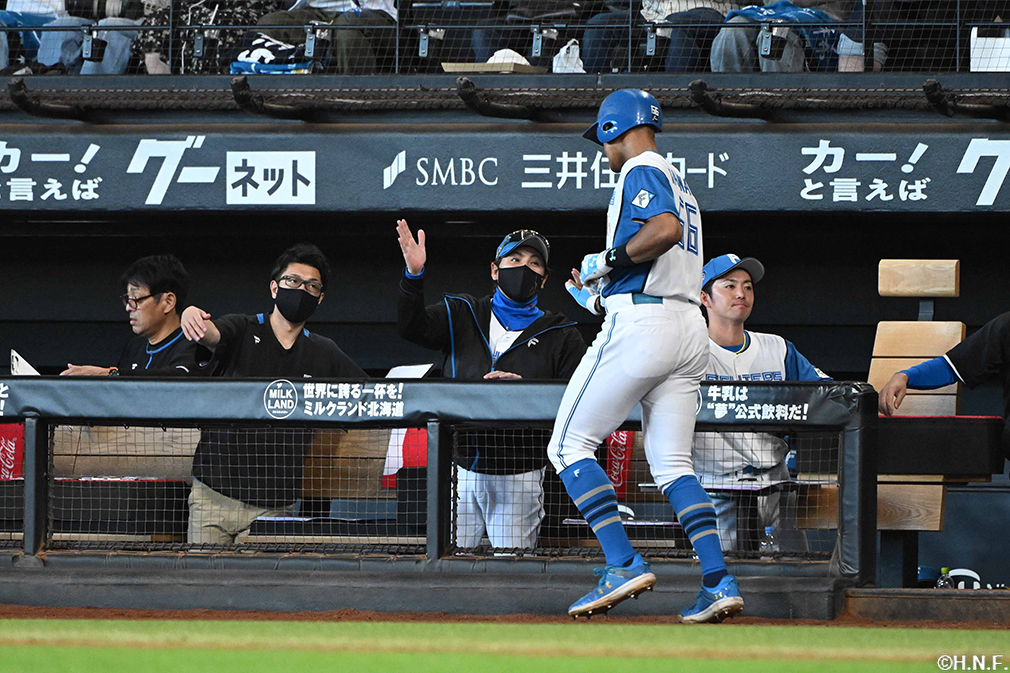 2回裏、生還した万波選手