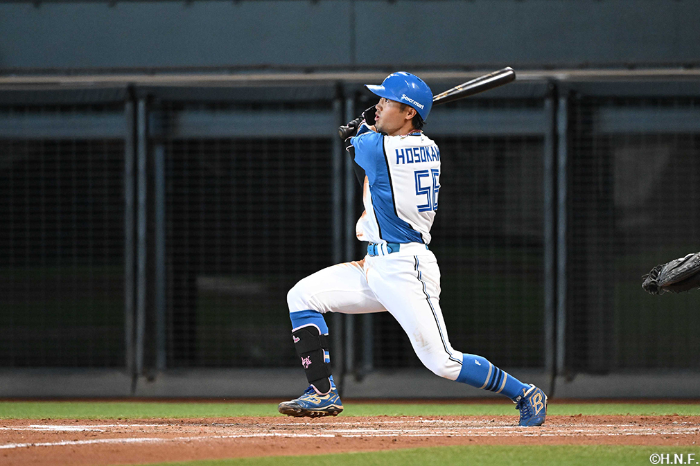 2回裏、一時同点の犠飛を放つ細川選手