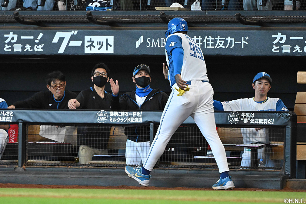 2回裏、生還したレイエス選手