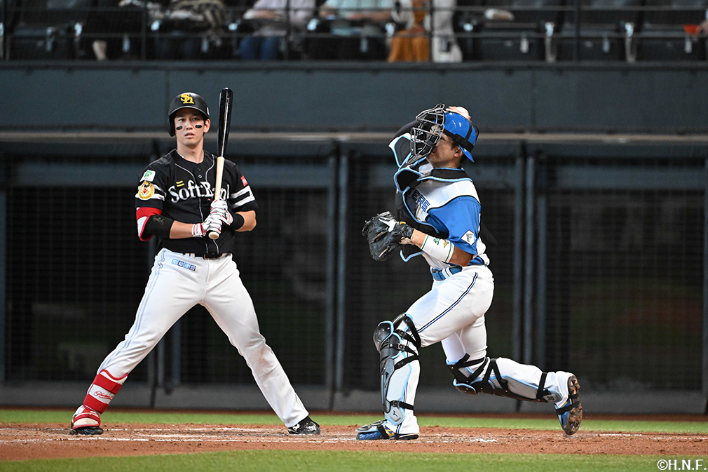 3回表、二塁へ送球する郡司選手01