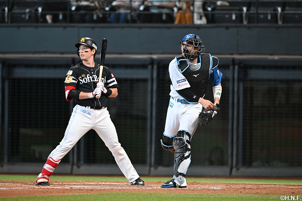 3回表、二塁へ送球する郡司選手02