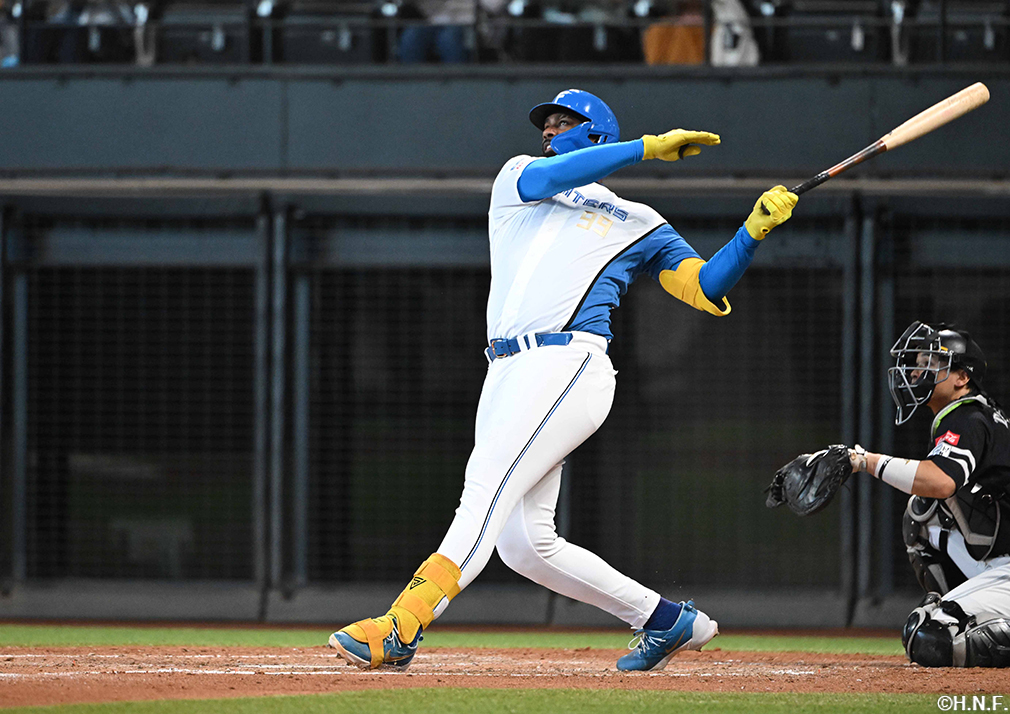 3回裏、レフトへ一時勝ち越しの本塁打を放つレイエス選手01