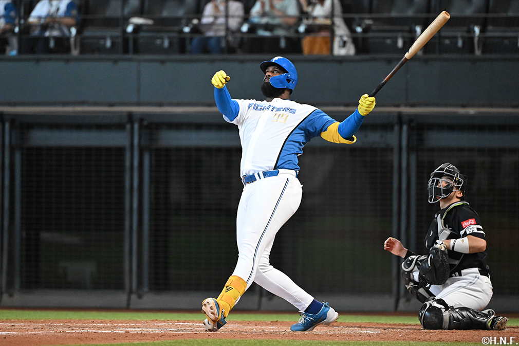 3回裏、レフトへ一時勝ち越しの本塁打を放つレイエス選手02