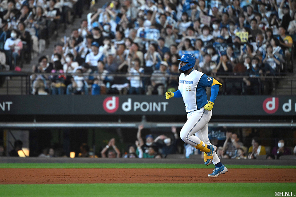 3回裏、レフトへ一時勝ち越しの本塁打を放つレイエス選手03