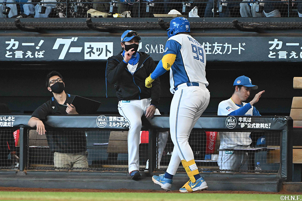 3回裏、レフトへ一時勝ち越しの本塁打を放つレイエス選手04