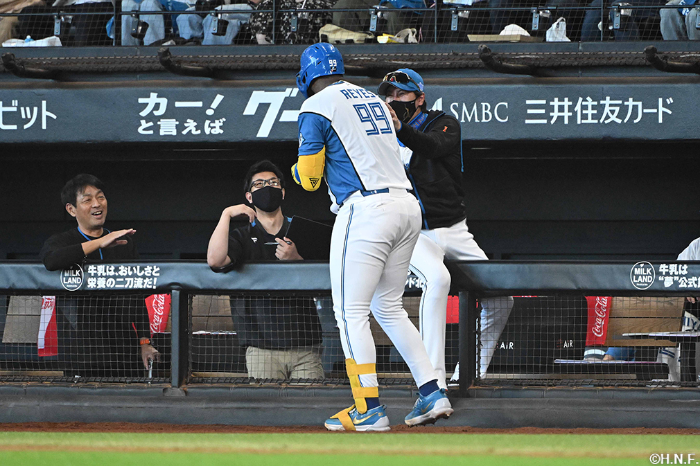 3回裏、レフトへ一時勝ち越しの本塁打を放つレイエス選手05