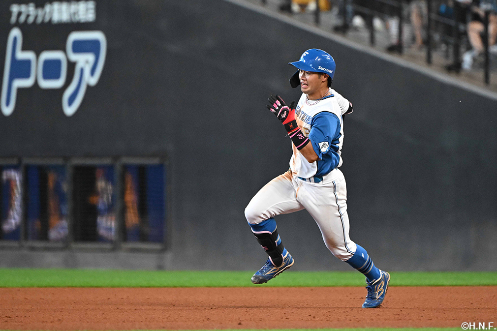 5回裏、ライトへ二塁打を放つ細川選手01